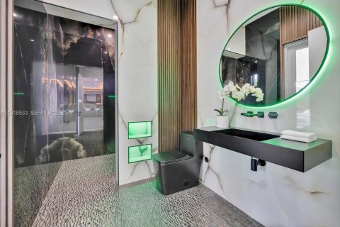 Casa en venta en Miami, Florida, 6 dormitorios, 610 m2 № 1983940 - foto 16