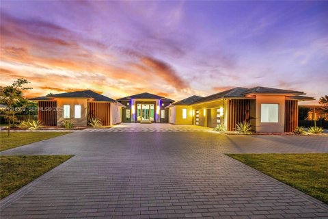 Casa en venta en Miami, Florida, 6 dormitorios, 610 m2 № 1983940 - foto 2