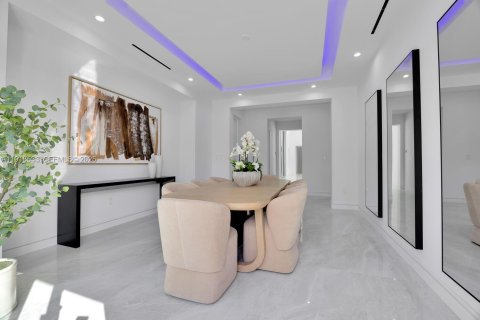 Casa en venta en Miami, Florida, 6 dormitorios, 610 m2 № 1983940 - foto 8