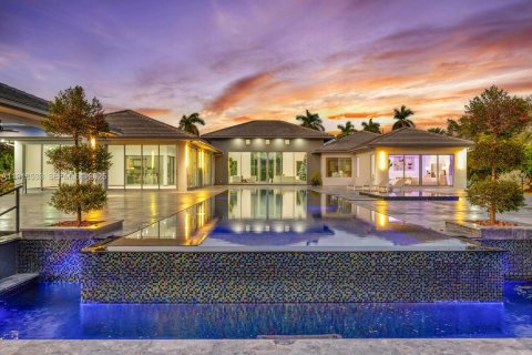 Casa en venta en Miami, Florida, 6 dormitorios, 610 m2 № 1983940 - foto 4