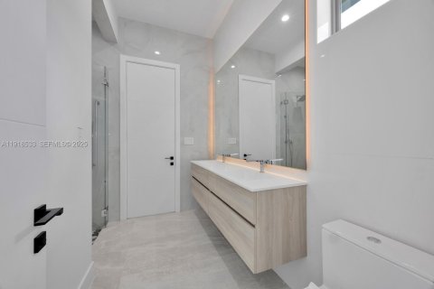 Casa en venta en Miami, Florida, 6 dormitorios, 610 m2 № 1983940 - foto 30