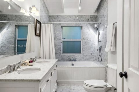 House in Miami, Florida 4 bedrooms, 245.63 sq.m. № 1951872 - photo 23