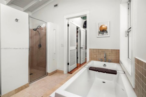 House in Miami, Florida 4 bedrooms, 245.63 sq.m. № 1951872 - photo 19