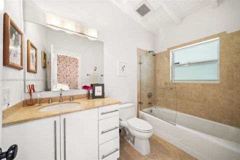 House in Miami, Florida 4 bedrooms, 245.63 sq.m. № 1951872 - photo 29