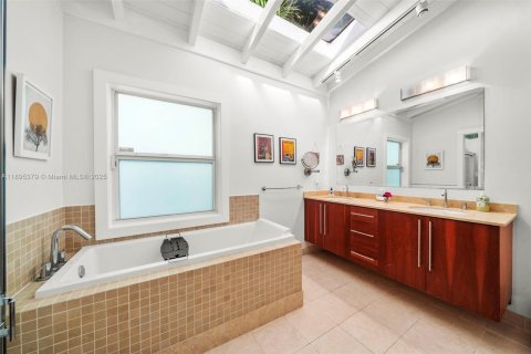 House in Miami, Florida 4 bedrooms, 245.63 sq.m. № 1951872 - photo 18