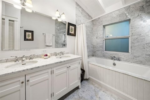House in Miami, Florida 4 bedrooms, 245.63 sq.m. № 1951872 - photo 24