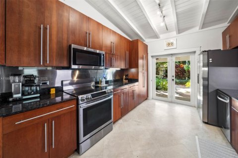 House in Miami, Florida 4 bedrooms, 245.63 sq.m. № 1951872 - photo 14