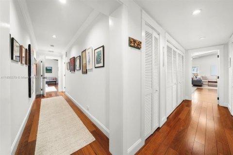 House in Miami, Florida 4 bedrooms, 245.63 sq.m. № 1951872 - photo 30