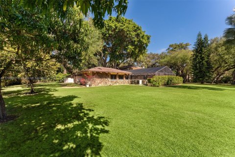 House in Coral Gables, Florida 7 bedrooms, 591.88 sq.m. № 1983216 - photo 21