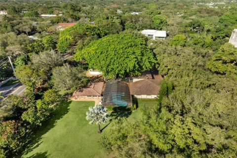 House in Coral Gables, Florida 7 bedrooms, 591.88 sq.m. № 1983216 - photo 23