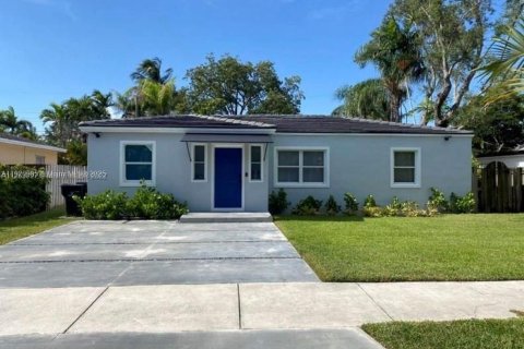 Снять в аренду виллу или дом в Саут-Майами, Флорида 3 спальни, 135.64м2, № 1975200 - фото 1