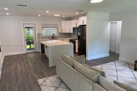 Снять в аренду виллу или дом в Саут-Майами, Флорида 3 спальни, 135.64м2, № 1975200 - фото 2