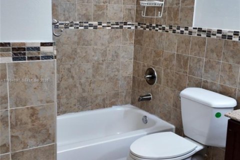 Townhouse in Miramar, Florida 3 bedrooms, 147.53 sq.m. № 2003673 - photo 11