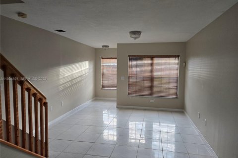 Townhouse in Miramar, Florida 3 bedrooms, 147.53 sq.m. № 2003673 - photo 3