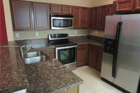 Condo in Miami Gardens, Florida, 3 bedrooms  № 1669678 - photo 2