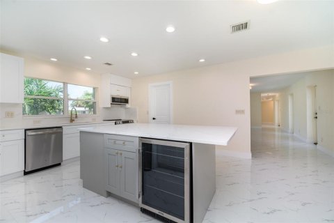 House in Punta Gorda, Florida 4 bedrooms, 274.25 sq.m. № 1910855 - photo 4