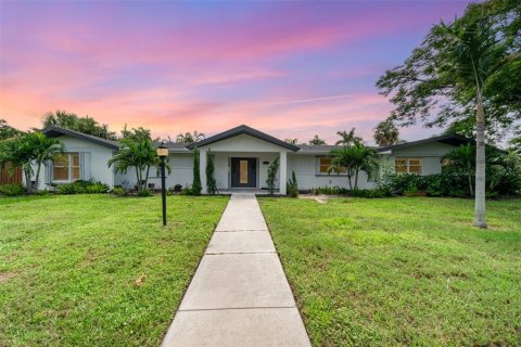 House in Punta Gorda, Florida 4 bedrooms, 274.25 sq.m. № 1910855 - photo 1
