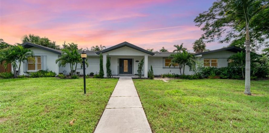 House in Punta Gorda, Florida 4 bedrooms, 274.25 sq.m. № 1910855
