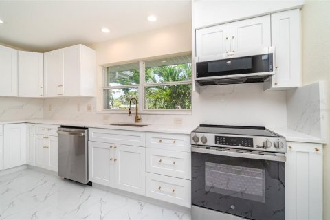 House in Punta Gorda, Florida 4 bedrooms, 274.25 sq.m. № 1910855 - photo 5