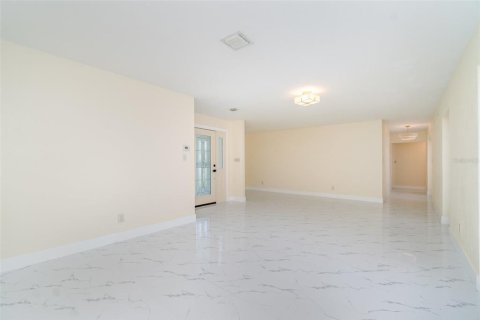 House in Punta Gorda, Florida 4 bedrooms, 274.25 sq.m. № 1910855 - photo 15