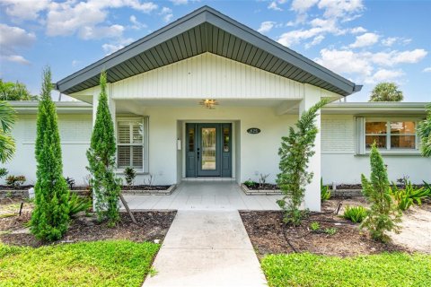 House in Punta Gorda, Florida 4 bedrooms, 274.25 sq.m. № 1910855 - photo 2