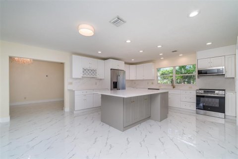 House in Punta Gorda, Florida 4 bedrooms, 274.25 sq.m. № 1910855 - photo 3