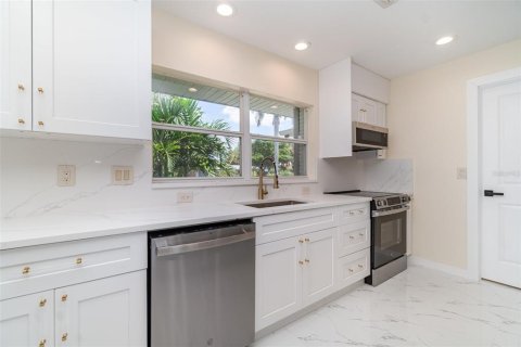 House in Punta Gorda, Florida 4 bedrooms, 274.25 sq.m. № 1910855 - photo 6