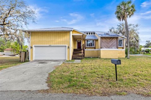 House in New Port Richey, Florida 3 bedrooms, 155.89 sq.m. № 1687038 - photo 1