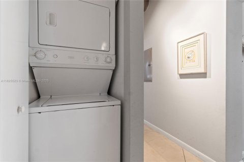 Condo in Miami, Florida, 1 bedroom  № 1807796 - photo 20