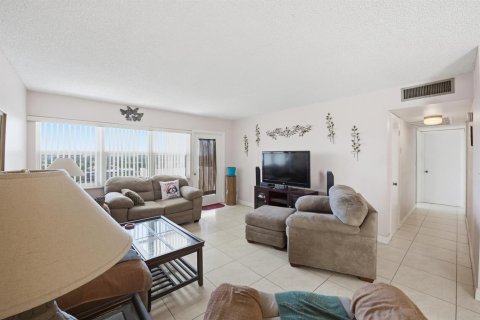 Condo in Hallandale Beach, Florida, 2 bedrooms № 2251449 - photo 5