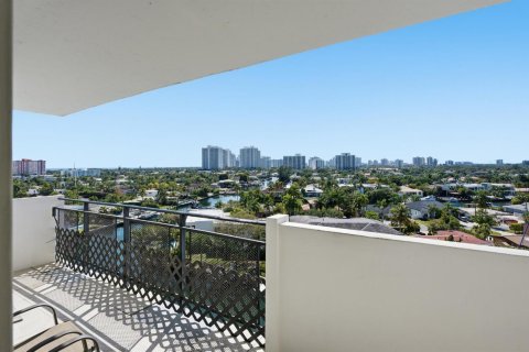 Condo in Hallandale Beach, Florida, 2 bedrooms № 2251449 - photo 16