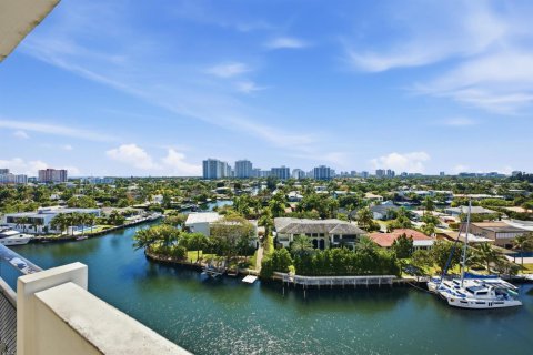 Condo in Hallandale Beach, Florida, 2 bedrooms № 2251449 - photo 21