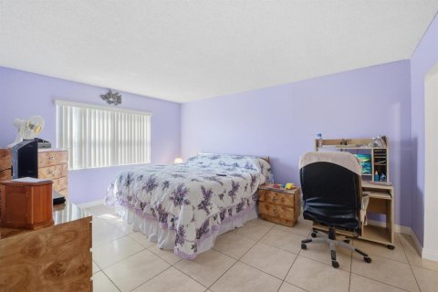 Condo in Hallandale Beach, Florida, 2 bedrooms № 2251449 - photo 12
