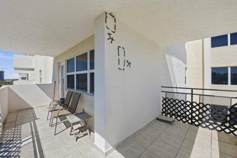 Condo in Hallandale Beach, Florida, 2 bedrooms № 2251449 - photo 17