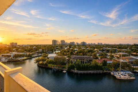 Condo in Hallandale Beach, Florida, 2 bedrooms № 2251449 - photo 20
