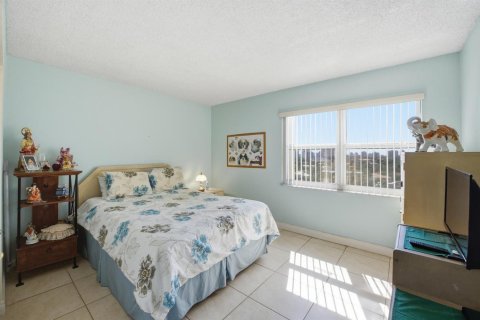 Condo in Hallandale Beach, Florida, 2 bedrooms № 2251449 - photo 14