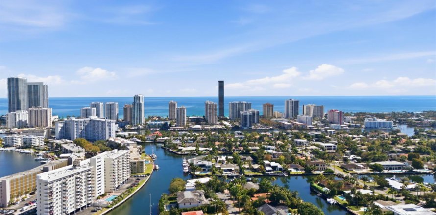 Condo in Hallandale Beach, Florida, 2 bedrooms № 2251449