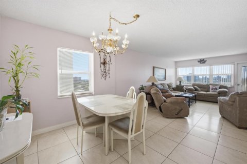 Condo in Hallandale Beach, Florida, 2 bedrooms № 2251449 - photo 2
