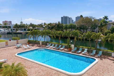 Condo in Hallandale Beach, Florida, 2 bedrooms № 2251449 - photo 28
