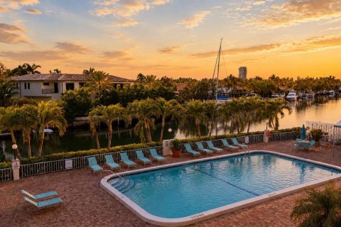 Condo in Hallandale Beach, Florida, 2 bedrooms № 2251449 - photo 27