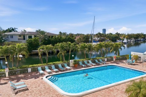 Condo in Hallandale Beach, Florida, 2 bedrooms № 2251449 - photo 30