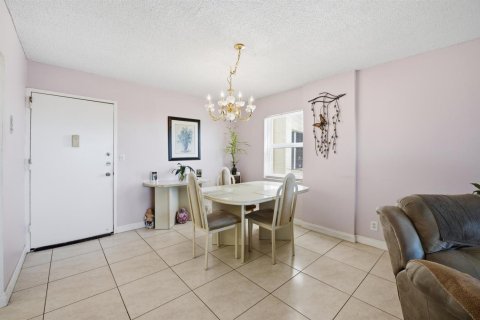 Condo in Hallandale Beach, Florida, 2 bedrooms № 2251449 - photo 6