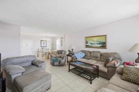 Condo in Hallandale Beach, Florida, 2 bedrooms № 2251449 - photo 9