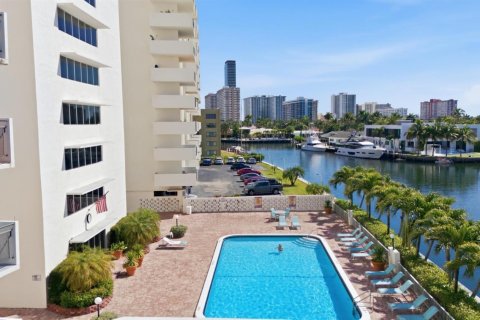 Condo in Hallandale Beach, Florida, 2 bedrooms № 2251449 - photo 29