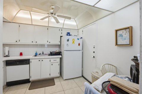 Condo in Hallandale Beach, Florida, 2 bedrooms № 2251449 - photo 11