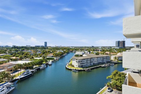 Condo in Hallandale Beach, Florida, 2 bedrooms № 2251449 - photo 23