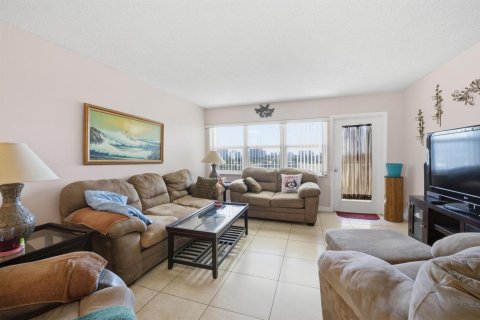 Condo in Hallandale Beach, Florida, 2 bedrooms № 2251449 - photo 7