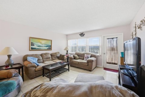 Condo in Hallandale Beach, Florida, 2 bedrooms № 2251449 - photo 8