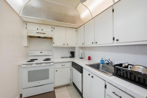 Condo in Hallandale Beach, Florida, 2 bedrooms № 2251449 - photo 10