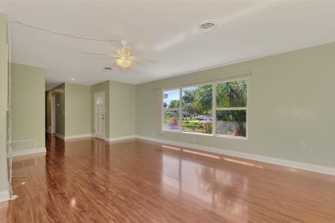 House in Englewood, Florida 5 bedrooms, 203.83 sq.m. № 1386651 - photo 10